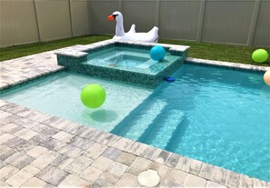 Utendørsbasseng og et oppvarmet basseng