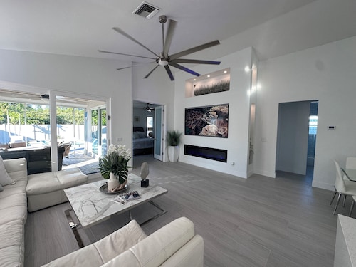Naples BEACH HOUSE~Pool n Spa! Walk/Bike to Beaches+Shops+Food+Bars