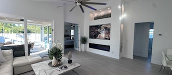 Naples BEACH HOUSE~Pool n Spa! Walk/Bike to Beaches+Shops+Food+Bars