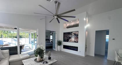 Naples BEACH HOUSE~Pool n Spa! Walk/Bike to Beaches+Shops+Food+Bars