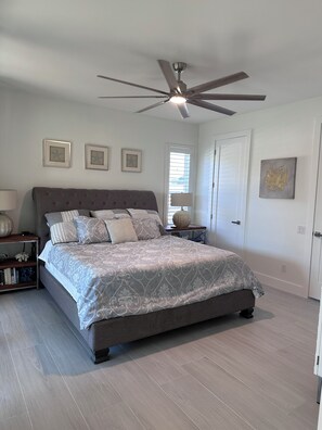 4 bedrooms, iron/ironing board, free WiFi, bed sheets - Naples BEACH HOUSE~Pool n Spa! Walk/Bike to Beaches+Shops+Food+Bars (Naples)