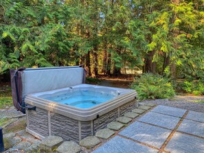 Outdoor spa tub - Clean & Cozy 2br/2ba, Remodeled w/ Hot Tub, Close To Beach & Town: See Reviews (Eastsound)