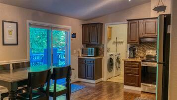 Frigorífico, microondas, horno y placa de cocina