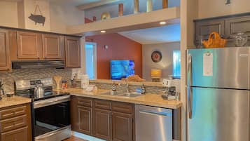 Frigorífico, microondas, horno y placa de cocina