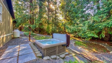 Bañera de hidromasaje al aire libre