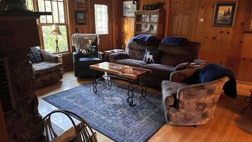 Smart-tv, een open haard, een dvd-speler en een stereo