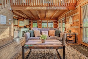 تلفزيون ذكي، مدفأة، كرة قدم الطاولة، مكتب