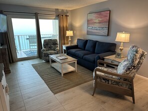 Fernseher, DVD-Player, Bücher, Videothek