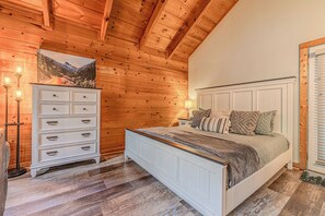 Free WiFi, bed sheets - Hot tub. Views. Multicade Game! (Sevierville)