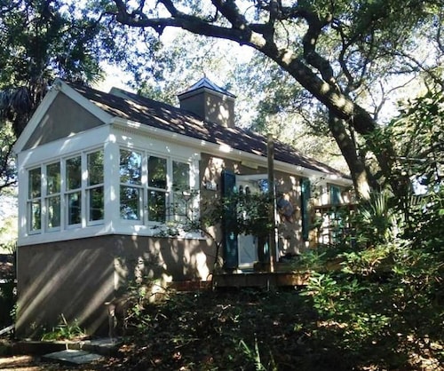 Romantic, cozy cottage nestled amongst live oaks & palms, a block from beach.