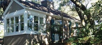 Romantic, cozy cottage nestled amongst live oaks & palms, a block from beach.