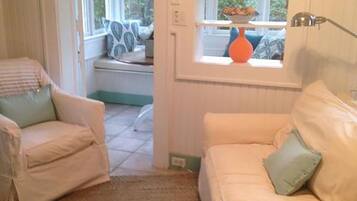 Een smart-tv, een dvd-speler en boeken