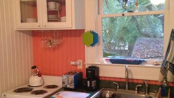 Een koelkast, een magnetron, een oven, een kookplaat