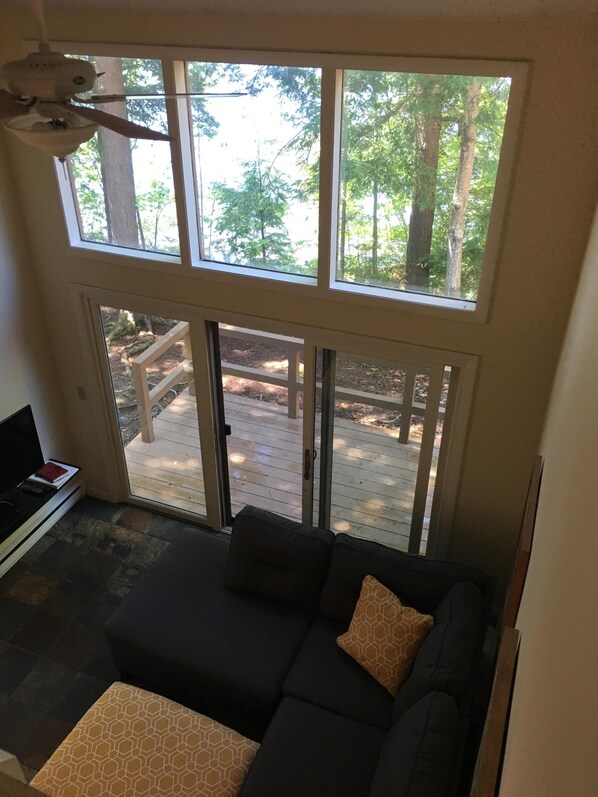 Smart TV, books - Lakefront Condo just steps away from the beach (Grantham)