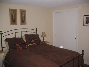 2 bedrooms, iron/ironing board, free WiFi, bed sheets - Lakefront Condo just steps away from the beach (Grantham)