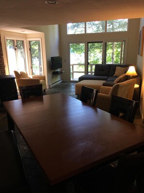 Smart TV, books - Lakefront Condo just steps away from the beach (Grantham)