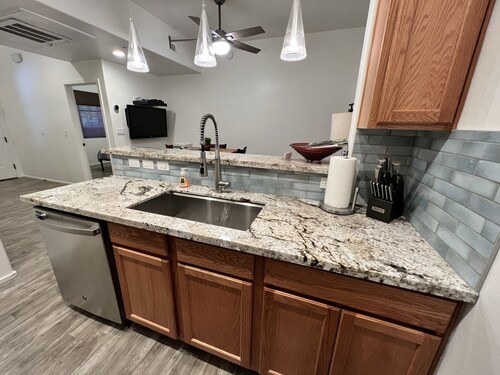 Dos dormitorios condominio colinas cerca de la U de A. Magníficamente amueblada !!!!