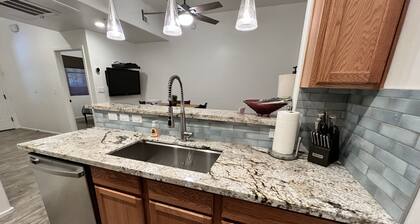 Dos dormitorios condominio colinas cerca de la U de A. Magníficamente amueblada !!!!