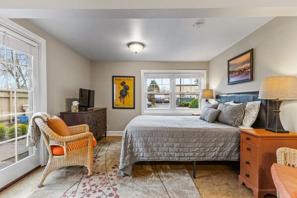 1 habitación, escritorio, tabla de planchar con plancha y cuna de viaje 