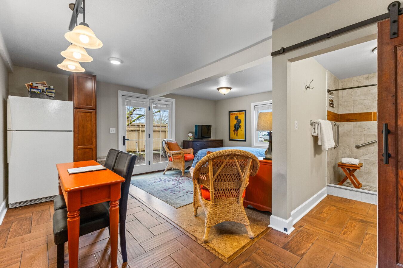 1 bedroom, desk, iron/ironing board, travel cot