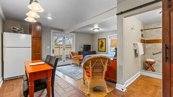 1 chambre, bureau, fer et planche Ă repasser, lit parapluie