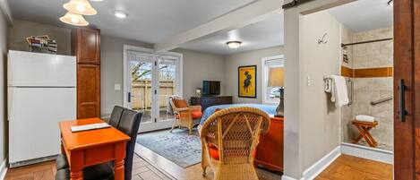 1 chambre, bureau, fer et planche à repasser, lit parapluie