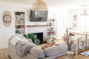 Smart-TV, DVD-Player, Bücher, Stereoanlage