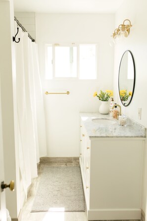 Combined shower/bathtub, towels, soap, toilet paper - The Family Beach House  (San Diego)