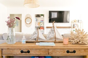 Smart-TV, DVD-Player, Bücher, Stereoanlage