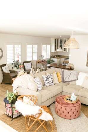 Smart-TV, DVD-Player, Bücher, Stereoanlage