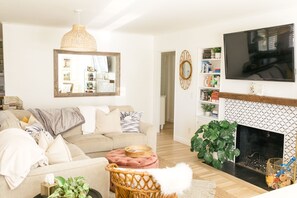 TV connectée, lecteur de DVD, livres, chaîne hi-fi