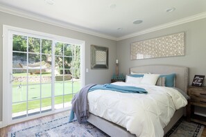 3 bedrooms, desk, iron/ironing board, travel crib