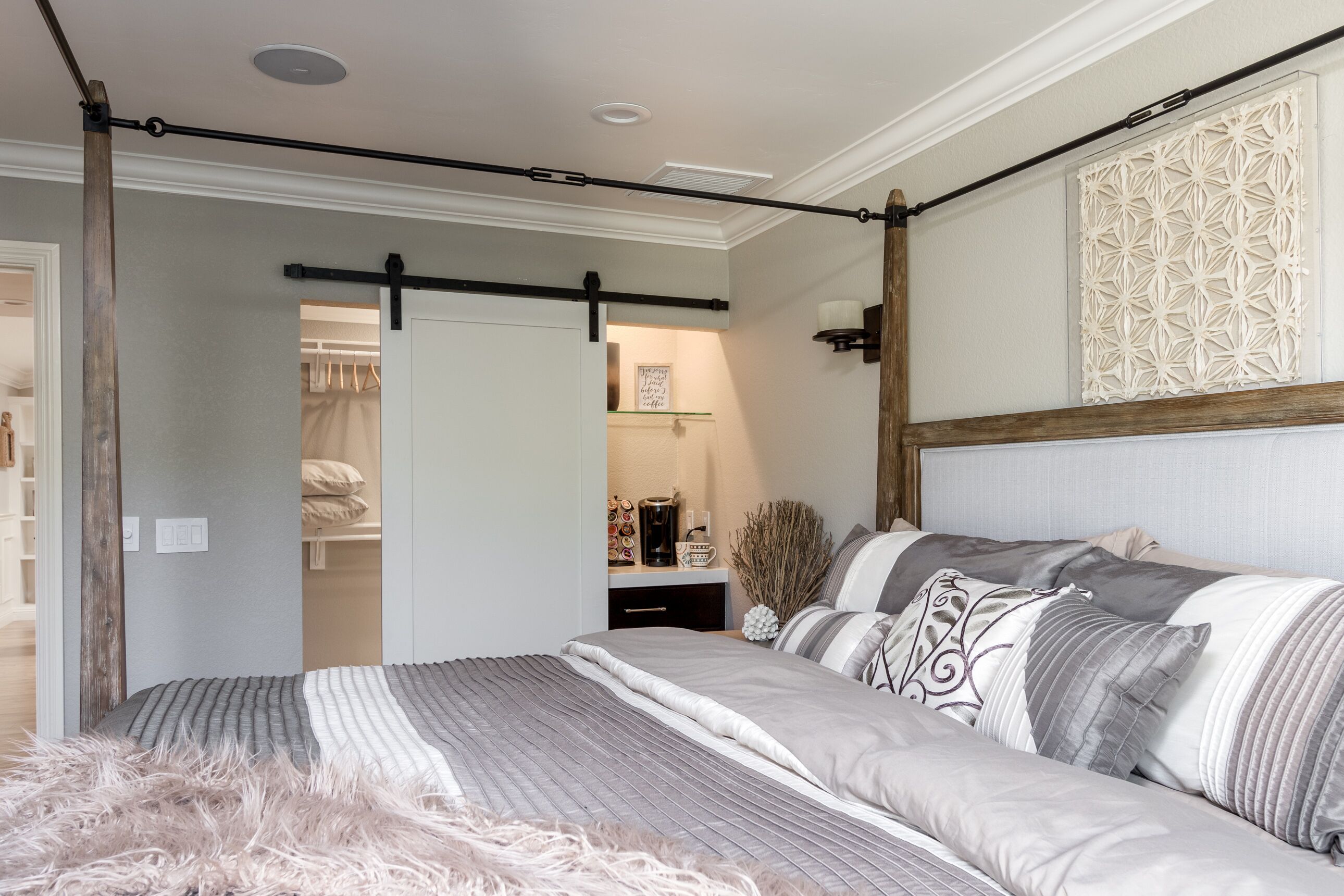 Une chambre à coucher comprenant un lit, une armoire et un panneau décoratif mural.