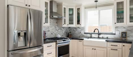 冷蔵庫、電子レンジ、オーブン、コンロ