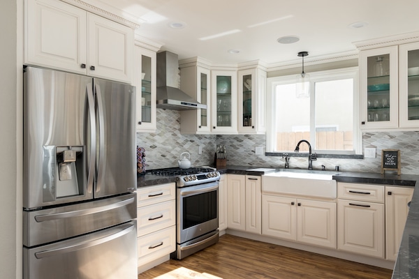 Geladeira, micro-ondas, fogão, cooktop