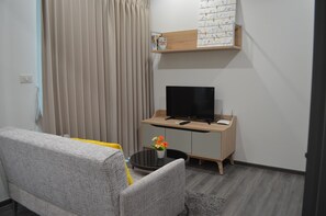 1 Bedroom Apartment | ห้องนั่งเล่น | ทีวีจอแบน