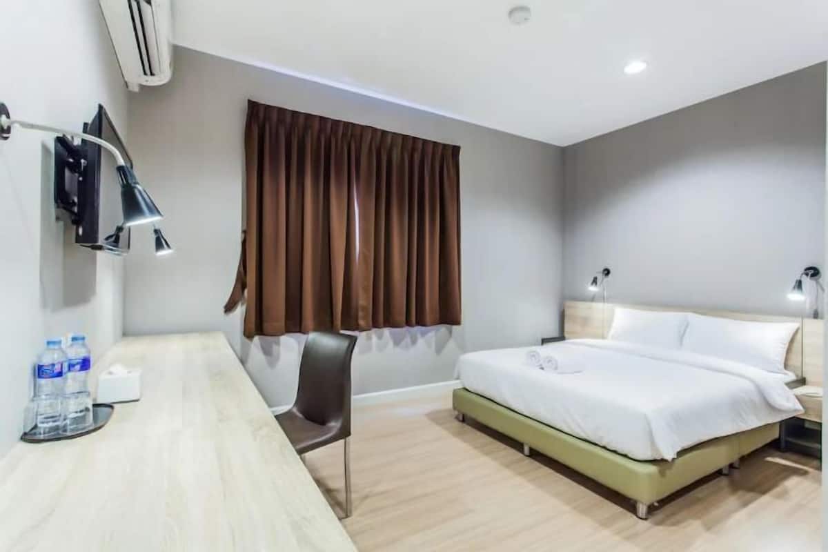 Schreibtisch, Verdunkelungsvorhänge, schallisolierte Zimmer