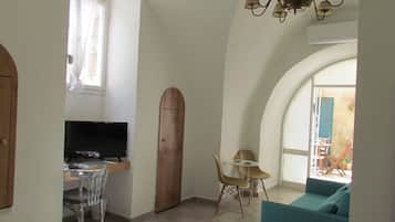 Studio Suite, Terrace | Individually decorated, individually furnished, iron/ironing board