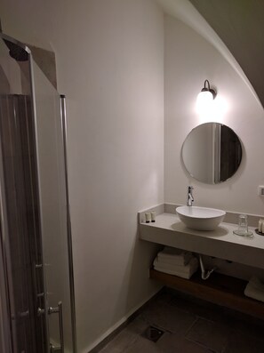 Studio Suite, Terrace | Bathroom | Shower, free toiletries, hair dryer, slippers - Legatia (Jerusalem)