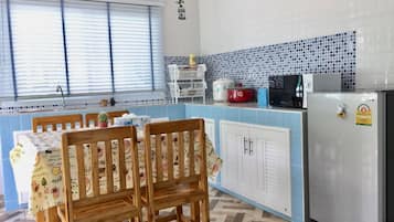 Bungalow | Dapur pribadi | Lemari es, microwave, kompor, dan ketel listrik