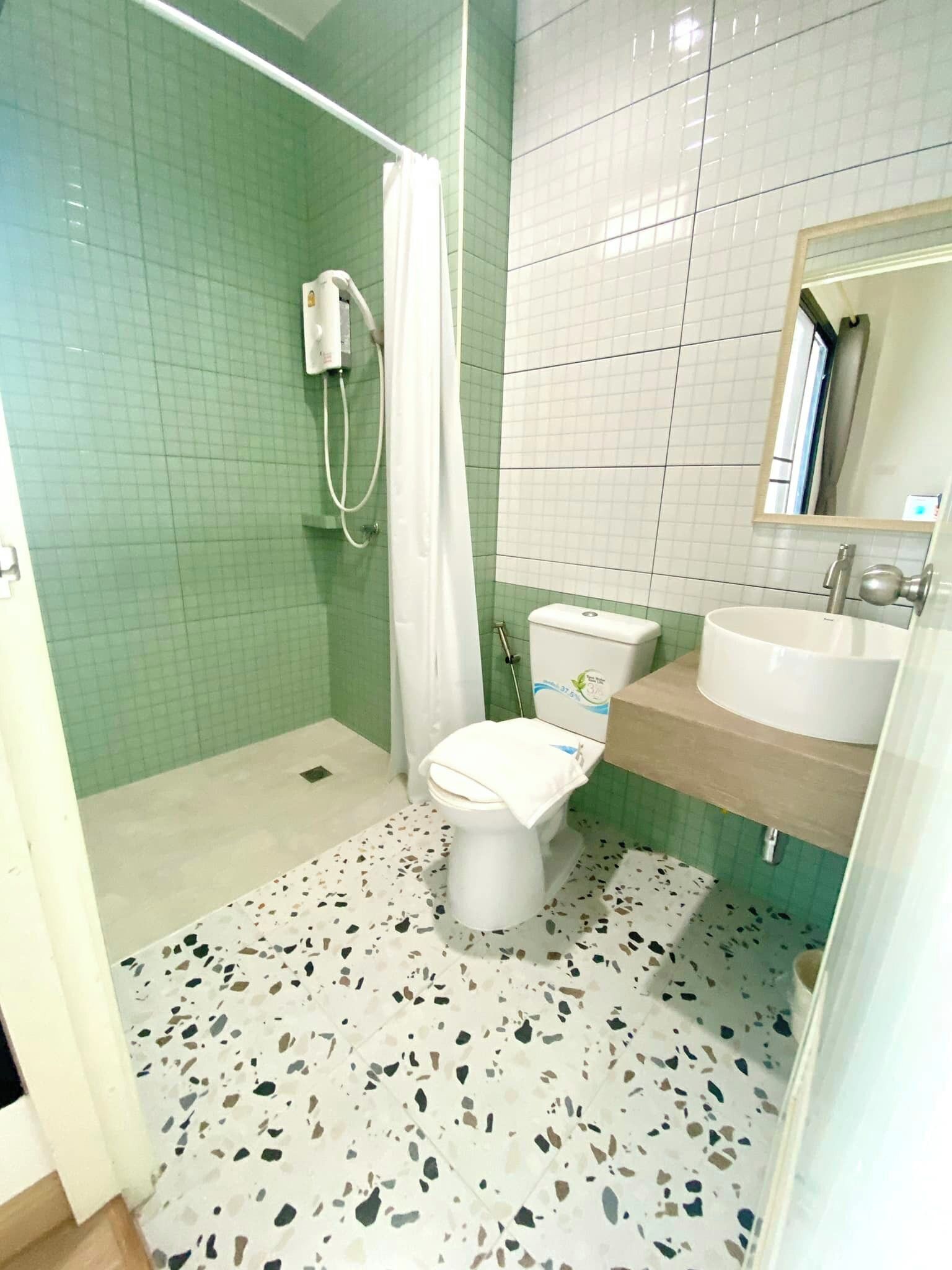 standard room | bathroom | shower, free toiletries, towels