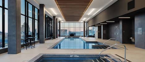 Piscina coperta, con ingresso dalle 07:00 alle 23:00, lettini