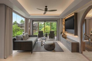 Suite, 2 soverom, resort-utsikt (Terrace) | Oppholdsrom | En 50-tommers LCD-TV med kabel-kanaler samt TV