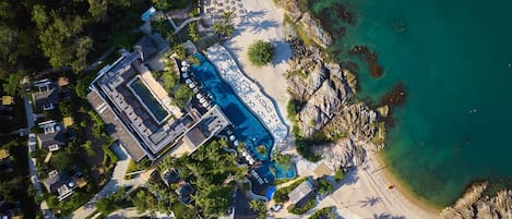 Plage privée, sable blanc, parasols, serviettes de plage