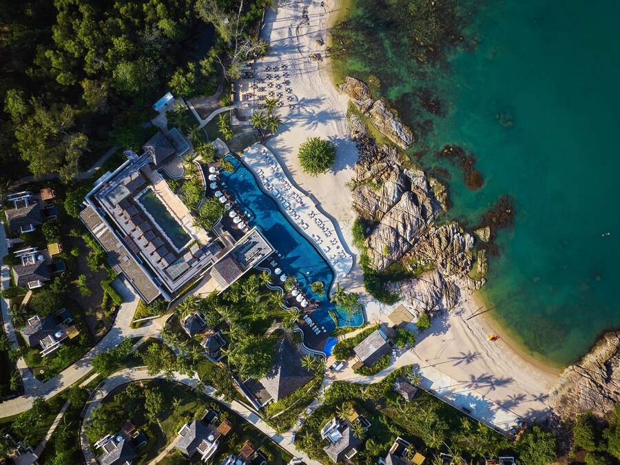 Private beach, white sand, beach umbrellas, beach towels