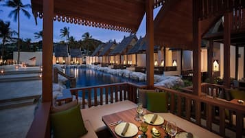 6 restaurants; breakfast, lunch, and dinner served