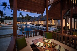 6 restaurants; breakfast, lunch, and dinner served