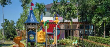 Ein Spielplatz mit Rutschen, Schaukeln und Klettergerüsten.