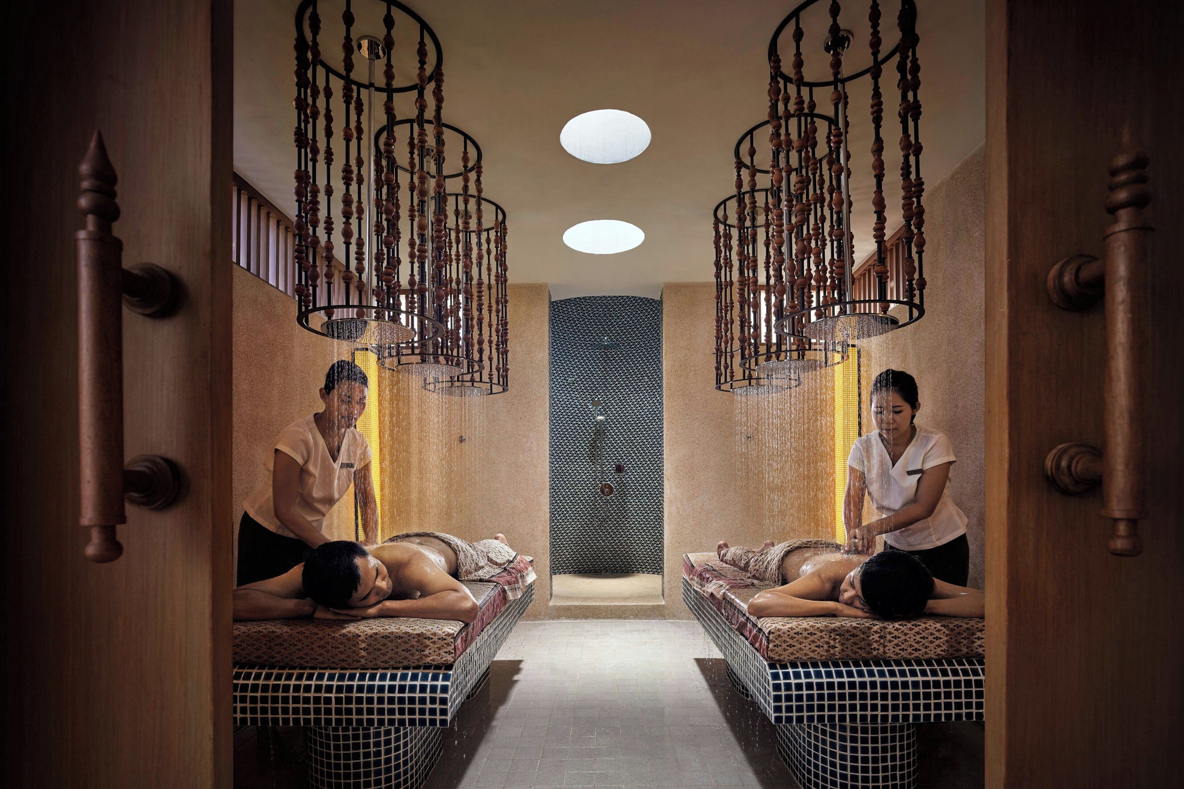 独立的浴缸和淋浴、名牌洗护用品、吹风机、浴袍