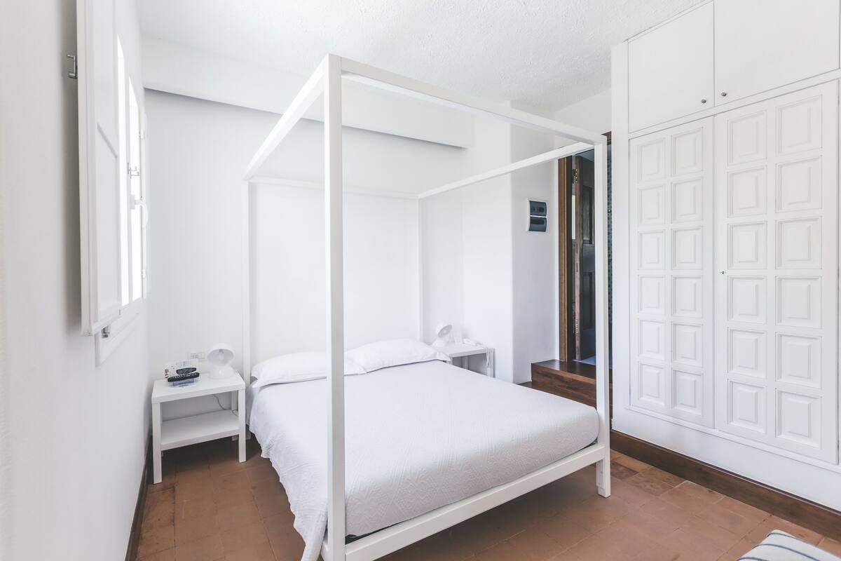 Minibar, desk, soundproofing, iron/ironing board